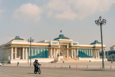 Ulaanbaatar, Moğolistan - 2 Mayıs 2025 Hükümet Sarayı Chinggis Meydanı 'nın kuzey tarafında yer almaktadır. Yüksek kalite fotoğraf