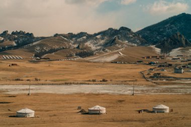 Moğol halkı Moğolistan 'daki geleneksel yurtlarıyla göçebe tarzında yaşıyor. Yüksek kalite fotoğraf