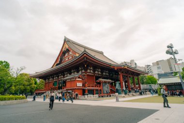  Tokyo, Japonya - 10 Temmuz 2025 Sensoji adında ünlü bir tapınak manzarası. Yüksek kalite fotoğraf