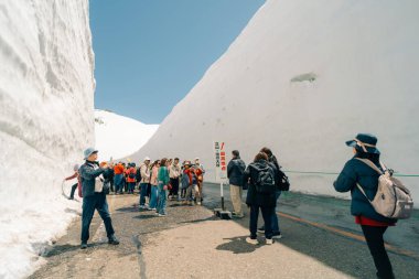 Nakaniikawa, Toyama, Japonya - 3 Mayıs 2025 Yuki-no-Otani, Tateyama 'daki Kar Duvarı. Yüksek kalite fotoğraf