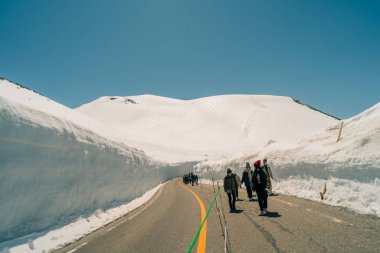 Nakaniikawa, Toyama, Japonya - 3 Mayıs 2025 Yuki-no-Otani, Tateyama 'daki Kar Duvarı. Yüksek kalite fotoğraf