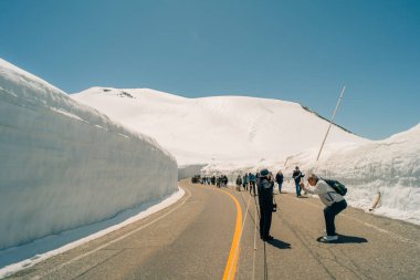 Nakaniikawa, Toyama, Japonya - 3 Mayıs 2025 Yuki-no-Otani, Tateyama 'daki Kar Duvarı. Yüksek kalite fotoğraf