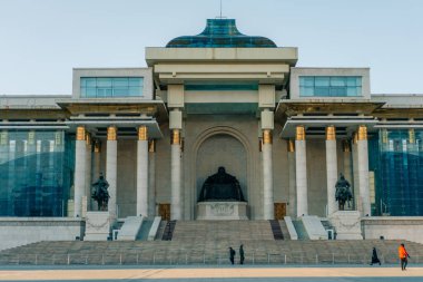 Ulaanbaatar, Moğolistan - 2 Mayıs 2025 Hükümet Sarayı Chinggis Meydanı 'nın kuzey tarafında yer almaktadır. Yüksek kalite fotoğraf
