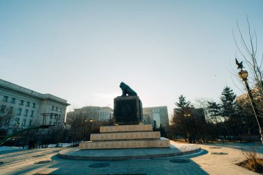 Ulaanbaatar, Moğolistan - 2 Mayıs 2025 Hükümet Sarayı Chinggis Meydanı 'nın kuzey tarafında yer almaktadır. Yüksek kalite fotoğraf