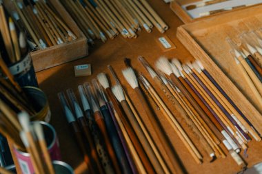 Kaligrafi fırçaları ahşap masaya dizilmiş farklı boyutlarda. Yüksek kalite fotoğraf