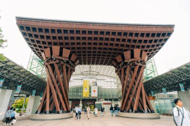 Kanazawa, Japonya - 20 Temmuz 2025 Tsuzumi-mon Kapılı Kanazawa İstasyonu ana girişi. Yüksek kalite fotoğraf