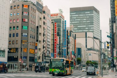 Tokyo, Japonya - 10 Temmuz 2025 Ueno Ameyoko Alışveriş Sokağı. Yüksek kalite fotoğraf