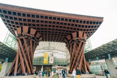 Kanazawa, Japonya - 20 Temmuz 2025 Tsuzumi-mon Kapılı Kanazawa İstasyonu ana girişi. Yüksek kalite fotoğraf