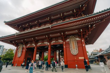  Tokyo, Japonya - 10 Temmuz 2025 Sensoji adında ünlü bir tapınak manzarası. Yüksek kalite fotoğraf