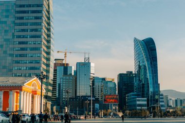 Ulaanbaatar, Moğolistan - 2 Mayıs 2025 Hükümet Sarayı Chinggis Meydanı 'nın kuzey tarafında yer almaktadır. Yüksek kalite fotoğraf