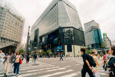 Tokyo, Japonya - 3 Mayıs 2025 Ginza Sony Park meydanında yayalar. Yüksek kalite fotoğraf