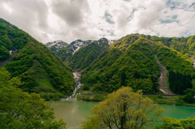 Kurobe Barajı ve Kuzey Japonya manzarası. Yüksek kalite fotoğraf