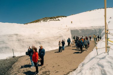 Nakaniikawa, Toyama, Japonya - 3 Mayıs 2025 Yuki-no-Otani, Tateyama 'daki Kar Duvarı. Yüksek kalite fotoğraf