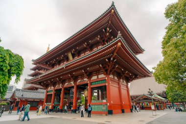  Tokyo, Japonya - 10 Temmuz 2025 Sensoji adında ünlü bir tapınak manzarası. Yüksek kalite fotoğraf