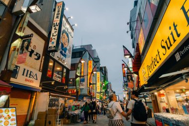  Tokyo, Japonya - 10 Temmuz 2025 Ueno Ameyoko Alışveriş Sokağı. Yüksek kalite fotoğraf
