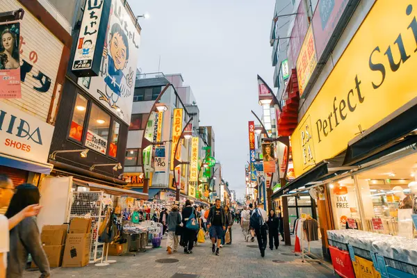  Tokyo, Japonya - 10 Temmuz 2025 Ueno Ameyoko Alışveriş Sokağı. Yüksek kalite fotoğraf