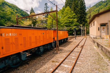 KUROBE, JAPONYA - 2 Temmuz 2025 Kurobe geçidinde Manzaralı demiryolu. Yüksek kalite fotoğraf