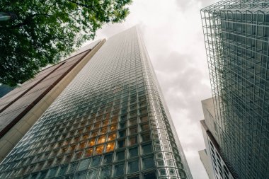 Tokyo, Japonya - 3 Mayıs 2025 Ginza Sony Park meydanında yayalar. Yüksek kalite fotoğraf