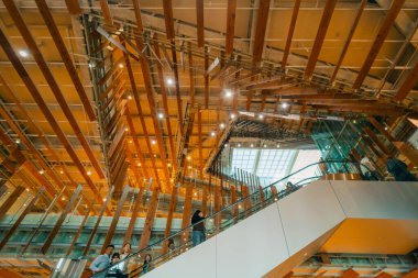 TOYAMA, JAPONYA - 23 Temmuz 2025 Toyama Şehir Kütüphanesi içinde. Yüksek kalite fotoğraf