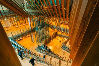 TOYAMA, JAPONYA - 23 Temmuz 2025 Toyama Şehir Kütüphanesi içinde. Yüksek kalite fotoğraf