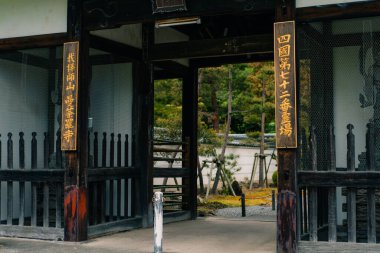 Shikoku, Japonya - 2 Mayıs 2025 Mandaraji Tapınağı No. Shikoku haccında 72 kişi. Yüksek kalite fotoğraf