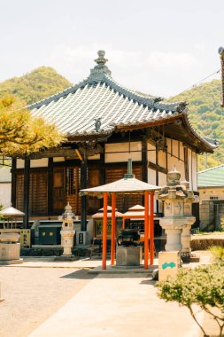 Shikoku, Japonya - 2 Mayıs 2025 Tenno Tapınağı No. Shikoku haccında 79 kişi. Yüksek kalite fotoğraf