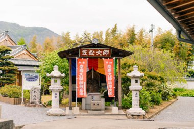 Shikoku, Japonya - 2 Mayıs 2025 Mandaraji Tapınağı No. Shikoku haccında 72 kişi. Yüksek kalite fotoğraf