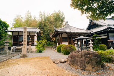 Shikoku, Japonya - 2 Mayıs 2025 Mandaraji Tapınağı No. Shikoku haccında 72 kişi. Yüksek kalite fotoğraf