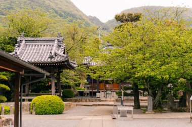 Shikoku, Japonya - 2 Mayıs 2025 Mandaraji Tapınağı No. Shikoku haccında 72 kişi. Yüksek kalite fotoğraf