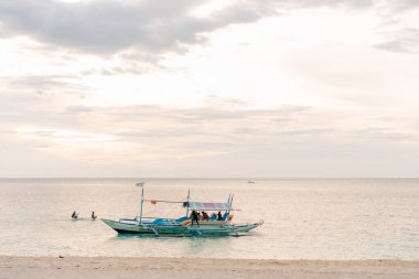 Boracay Adası, Filipinler - 2 Mayıs 2025 Puka Shell plajında turist. Yüksek kalite fotoğraf