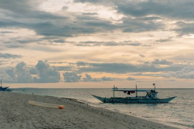 Boracay Adası, Filipinler - 2 Mayıs 2025 Puka Shell plajında turist. Yüksek kalite fotoğraf
