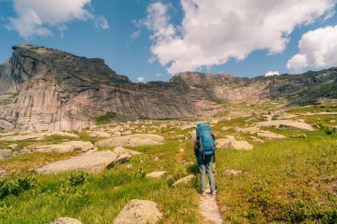 Rusya, Ergaki - 4 Ağustos 2025 dağ yolunda sırt çantalı. Yüksek kalite fotoğraf