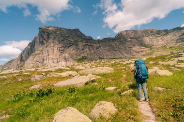 Rusya, Ergaki - 4 Ağustos 2025 dağ yolunda sırt çantalı. Yüksek kalite fotoğraf