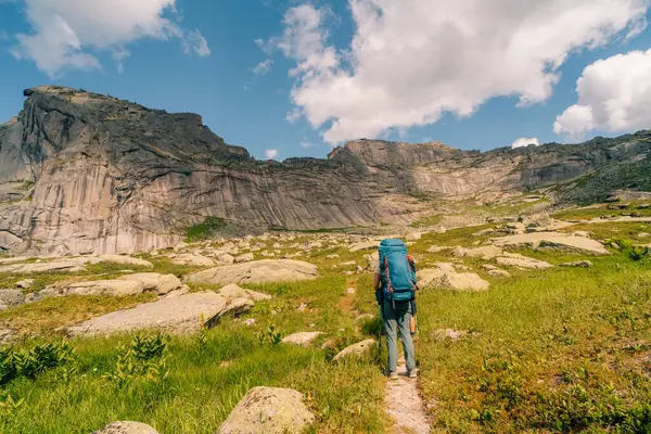 Rusya, Ergaki - 4 Ağustos 2025 dağ yolunda sırt çantalı. Yüksek kalite fotoğraf