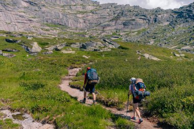 Rusya, Ergaki - 4 Ağustos 2025 dağ yolunda sırt çantalı. Yüksek kalite fotoğraf