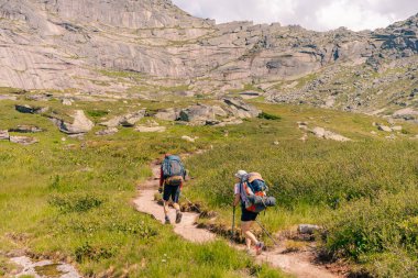 Rusya, Ergaki - 4 Ağustos 2025 dağ yolunda sırt çantalı. Yüksek kalite fotoğraf