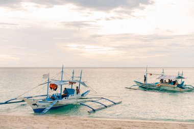 Boracay Adası, Filipinler - 2 Mayıs 2025 Puka Shell plajında turist. Yüksek kalite fotoğraf