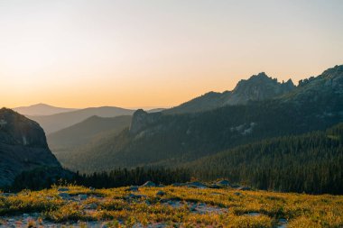Rusya, Ergaki - 4 Ağustos 2025 Taiga Dağları 'nda gün batımı. Yüksek kalite fotoğraf
