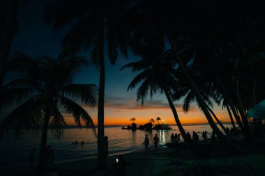 Boracay, Filipinler - 3 Ağustos 2025 Boracay 'daki ünlü Willy' s Rock, gün batımında 1. İstasyon. Yüksek kalite fotoğraf