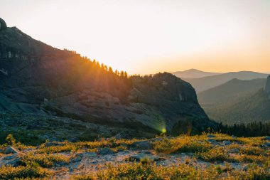 Rusya, Ergaki - 4 Ağustos 2025 Taiga Dağları 'nda gün batımı. Yüksek kalite fotoğraf
