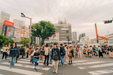 Tokyo, Japonya - 2 Ağustos 2025 Shinjuku Kalabalıklar Merkezi 'nde. Yüksek kalite fotoğraf