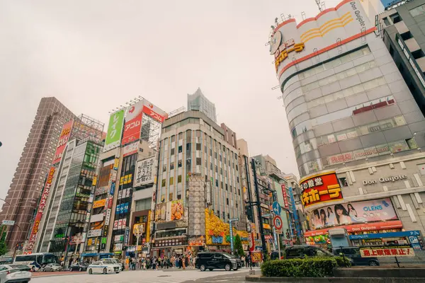 Tokyo, Japonya - 2 Ağustos 2025 Shinjuku Kalabalıklar Merkezi 'nde. Yüksek kalite fotoğraf