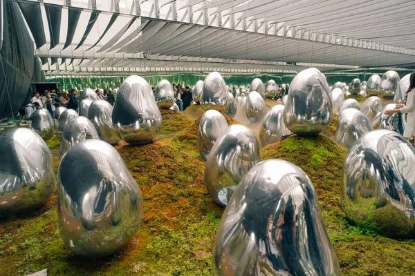 Tokyo, Japonya - 3 Ağustos 2025 Tokyo 'daki Laboratuar Gezegenleri Sanat Müzesi. Yüksek kalite fotoğraf