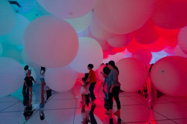 Tokyo, Japonya - 3 Ağustos 2025 dev pembe laboratuvarlar, takım laboratuvar gezegenleri, Tokyo. Yüksek kalite fotoğraf