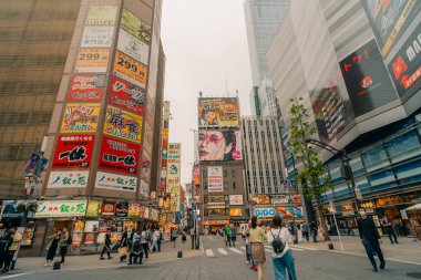 Tokyo, Japonya - 2 Ağustos 2025 Shinjuku Kalabalıklar Merkezi 'nde. Yüksek kalite fotoğraf