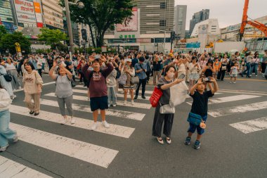 Tokyo, Japonya - 2 Ağustos 2025 Shinjuku Kalabalıklar Merkezi 'nde. Yüksek kalite fotoğraf