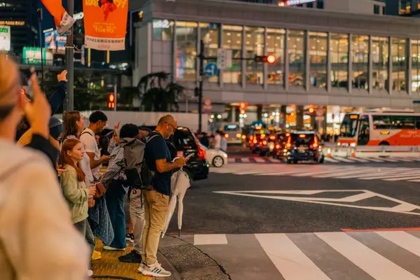 Tokyo, Japonya - 2 Mayıs 2025 Shibuya yaya geçidi ve şehir ışıkları. Yüksek kalite fotoğraf