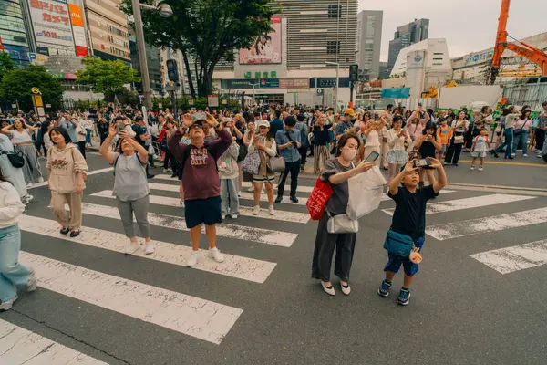 Tokyo, Japonya - 2 Ağustos 2025 Shinjuku Kalabalıklar Merkezi 'nde. Yüksek kalite fotoğraf