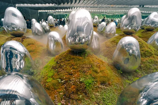 Tokyo, Japonya - 3 Ağustos 2025 Tokyo 'daki Laboratuar Gezegenleri Sanat Müzesi. Yüksek kalite fotoğraf