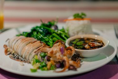 Haşlanmış sebzeyle doldurulmuş mürekkep balığı. Yüksek kalite fotoğraf